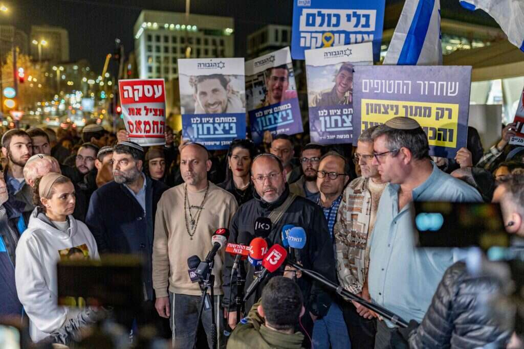 "האויב רואה הכול". צביקה מור בהפגנה נגד העסקה, השבוע. | נעמה שטרן "האויב רואה הכול". צביקה מור בהפגנה נגד העסקה, השבוע. | נעמה שטרן