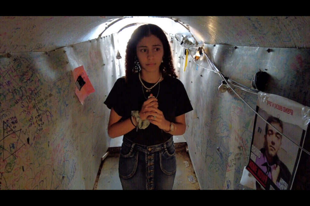 החושך של המנהרה מלווה את הגיבורה. מתוך הסרט "אור בקצה", של תלמידות אמי"ת הלל ברחובות