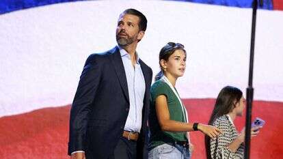 דונלד טראמפ ג'וניור עם בתו קאי. | AFP דונלד טראמפ ג'וניור עם בתו קאי. | AFP