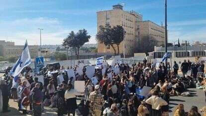 הפגנת פורום תקווה ופורום הגבורה מול משרד רה"מ, נגד העסקה עם חמאס. | יחצ