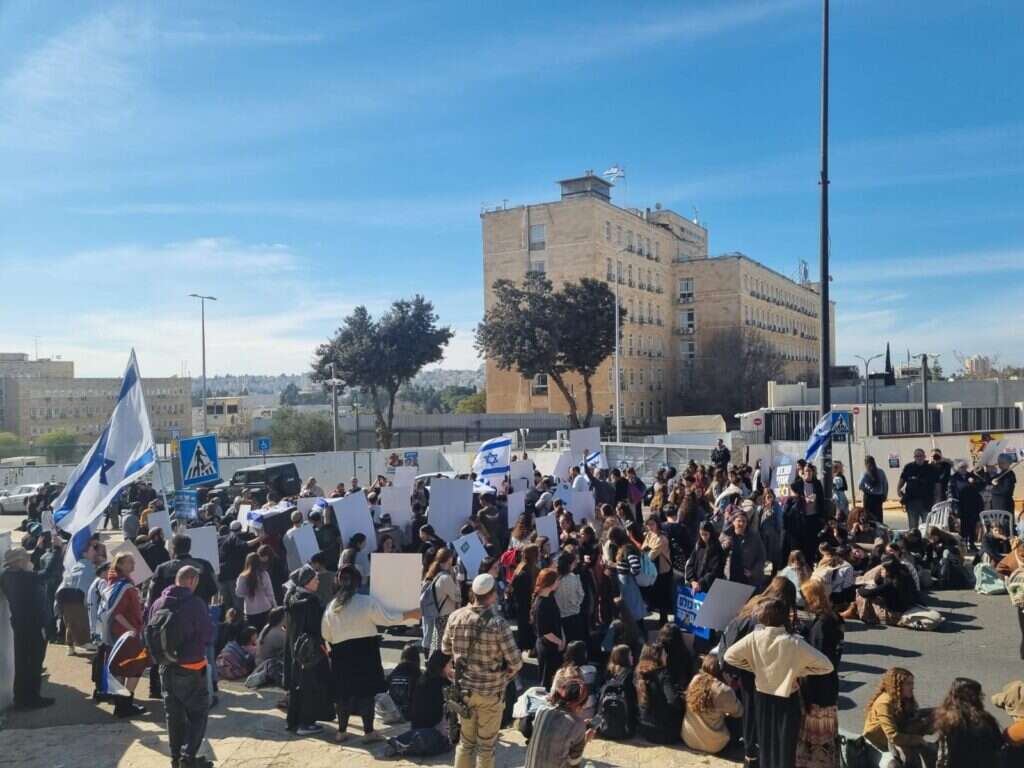 הפגנת פורום תקווה ופורום הגבורה מול משרד רה"מ, נגד העסקה עם חמאס. | יחצ הפגנת פורום תקווה ופורום הגבורה מול משרד רה"מ, נגד העסקה עם חמאס. | יחצ