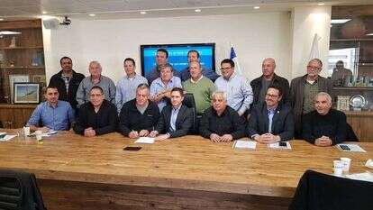 חברי מועצת הנגב בחתימה על אמנה להקמת נמל תעופה בנבטים, 2017. | מועצת הנגב