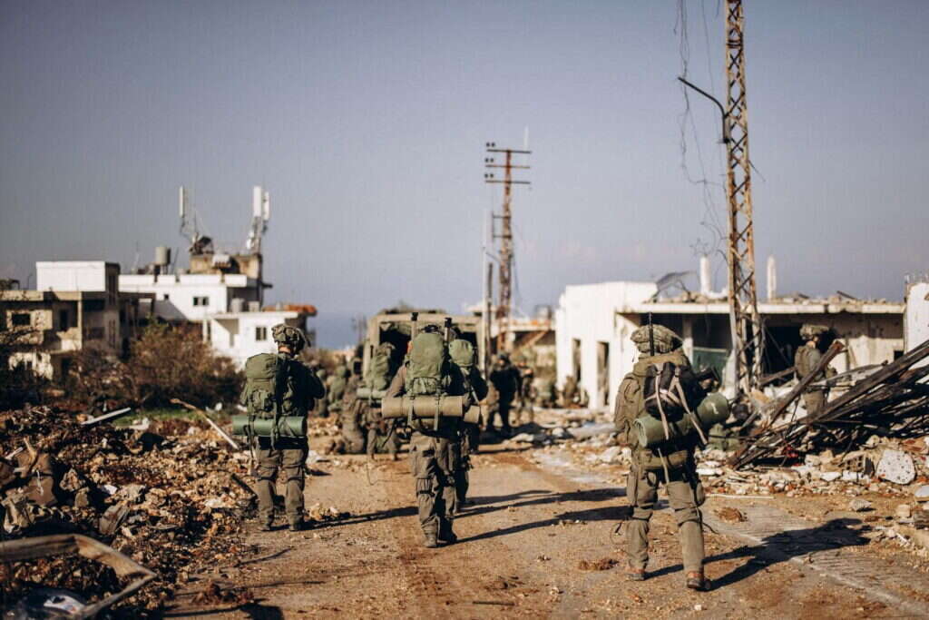 חיילי צה"ל מתמרנים בדרום לבנון. | איי.אף.פי חיילי צה"ל מתמרנים בדרום לבנון. | איי.אף.פי