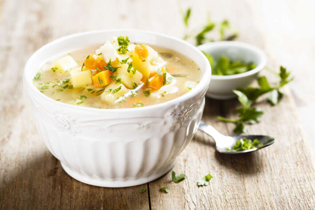 מרק כרובית וירקות שורש. | שאטרסטוק