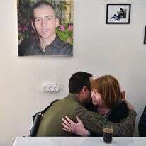 מפקד חטיבת גולני אל"מ עדי גנון בביקור בבית משפחת שאול. | דו"צ