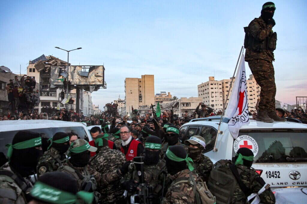 פעילי חמאס והצלב האדום בעזה, | Omar AL-QATTAA / AFP