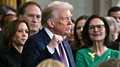 נשיא ארה"ב דונלד טראמפ בטקס השבעתו, אמש, עם קמלה האריס ברקע. | AFP