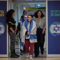 אמילי דמארי נכנסת לבית החולים לאחר שחרורה משבי חמאס. | דובר צה"ל