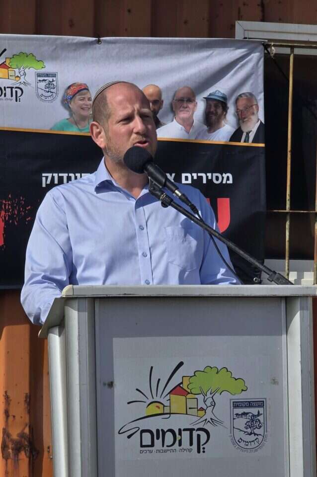 עוזאל ותיק, ראש המועצה המקומית קדומים, בנקודה היהודית בפונדוק. | דוברות קדומים