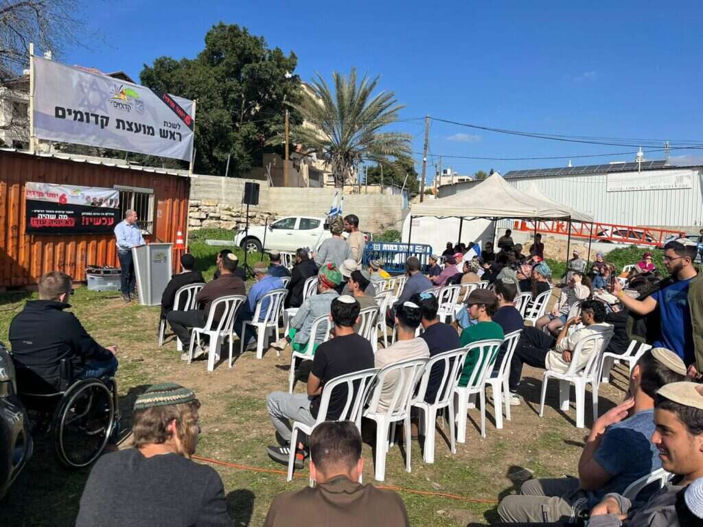 תושבי קדומים במאבק בנקודה היהודית בפונדוק. | דוברות קדומים