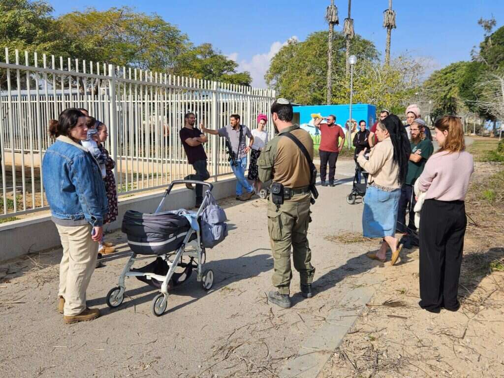 משפחות מילואימניקים במהלך אחד מהסיורים. | מילואימניקים דור הניצחון משפחות מילואימניקים במהלך אחד מהסיורים. | מילואימניקים דור הניצחון