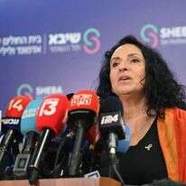 מירב לשם גונן בהצהרה לתקשורת לאחר שחרור ביתה רומי משבי חמאס. | דוברות מטה המשפחות להחזרת החטופים.