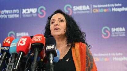 מירב לשם גונן בהצהרה לתקשורת לאחר שחרור ביתה רומי משבי חמאס. | דוברות מטה המשפחות להחזרת החטופים.