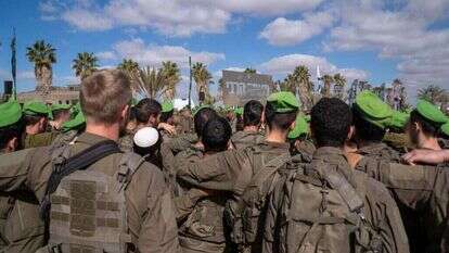 לוחמי חטיבת הנח"ל בטקס לאחר יציאתם מרצועת עזה. | דובר צה"ל