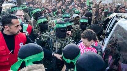 דורון שטיינברכר בעת שחרורה משבי החמאס, | AFP