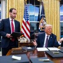 טראמפ חותם על הצווים הנשיאותיים לאחר כניסתו לתפקיד. | EPA/JIM LO SCALZO / POOL