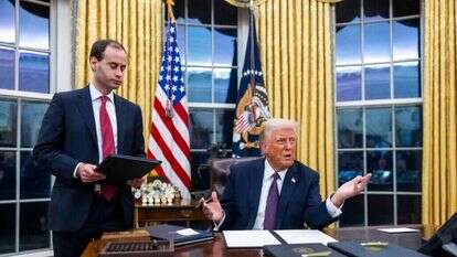 טראמפ חותם על הצווים הנשיאותיים לאחר כניסתו לתפקיד. | EPA/JIM LO SCALZO / POOL טראמפ חותם על הצווים הנשיאותיים לאחר כניסתו לתפקיד. | EPA/JIM LO SCALZO / POOL