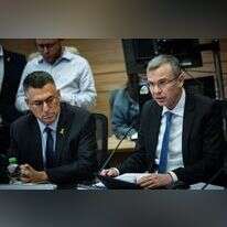 יריב לוין וגדעון סער מציגים את מתווה הפשרה בוועדת חוקה. | יונתן סינדל, פלאש 90