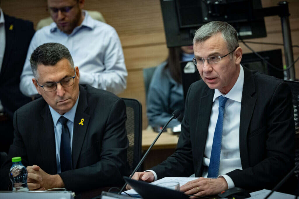 יריב לוין וגדעון סער מציגים את מתווה הפשרה בוועדת חוקה. | יונתן סינדל, פלאש 90 יריב לוין וגדעון סער מציגים את מתווה הפשרה בוועדת חוקה. | יונתן סינדל, פלאש 90