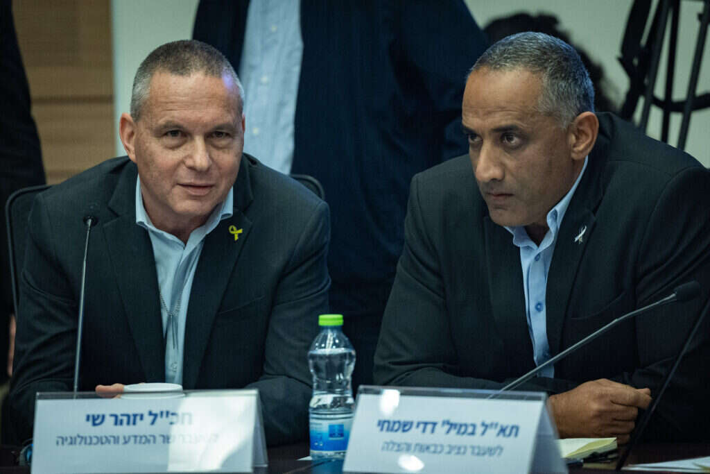 דדי שמחי ויזהר שי מציגים את מתווה הפשרה בוועדת חוקה. | יונתן סינדל דדי שמחי ויזהר שי מציגים את מתווה הפשרה בוועדת חוקה. | יונתן סינדל