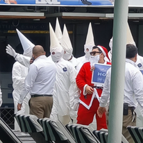 צוות הספינה מחופש ל"גלידות". | מסך מיוטיוב