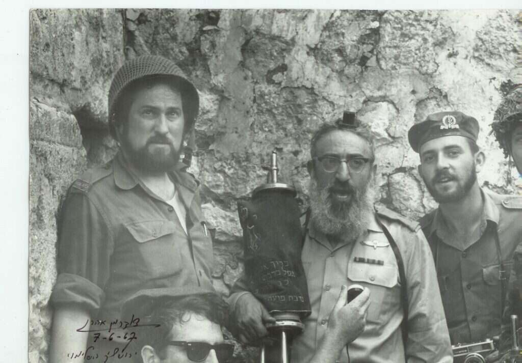 עם הרב שלמה גורן בסמוך לשחרור הכותל. | באדיבות המשפחה