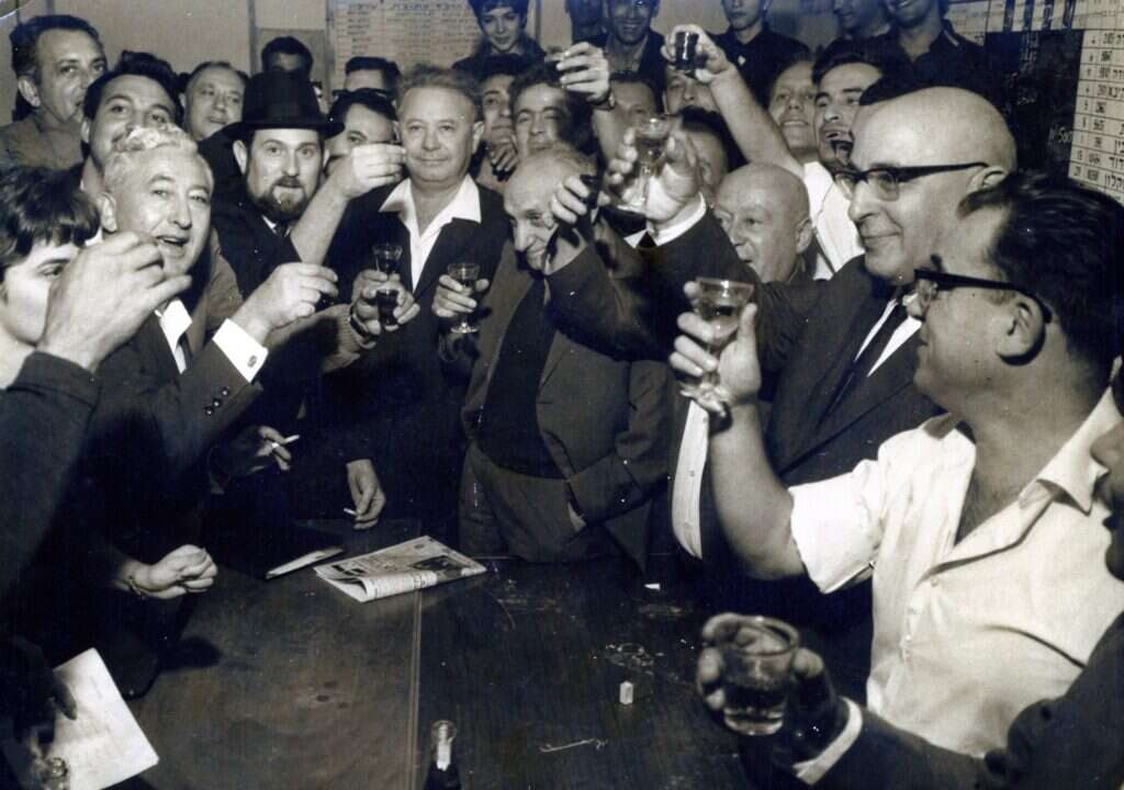 עם חברי מפא"י (חובש כובע, משמאל) בעת ההכרזה על תוצאות הבחירות, ראשית שנות השישים. | באדיבות המשפחה