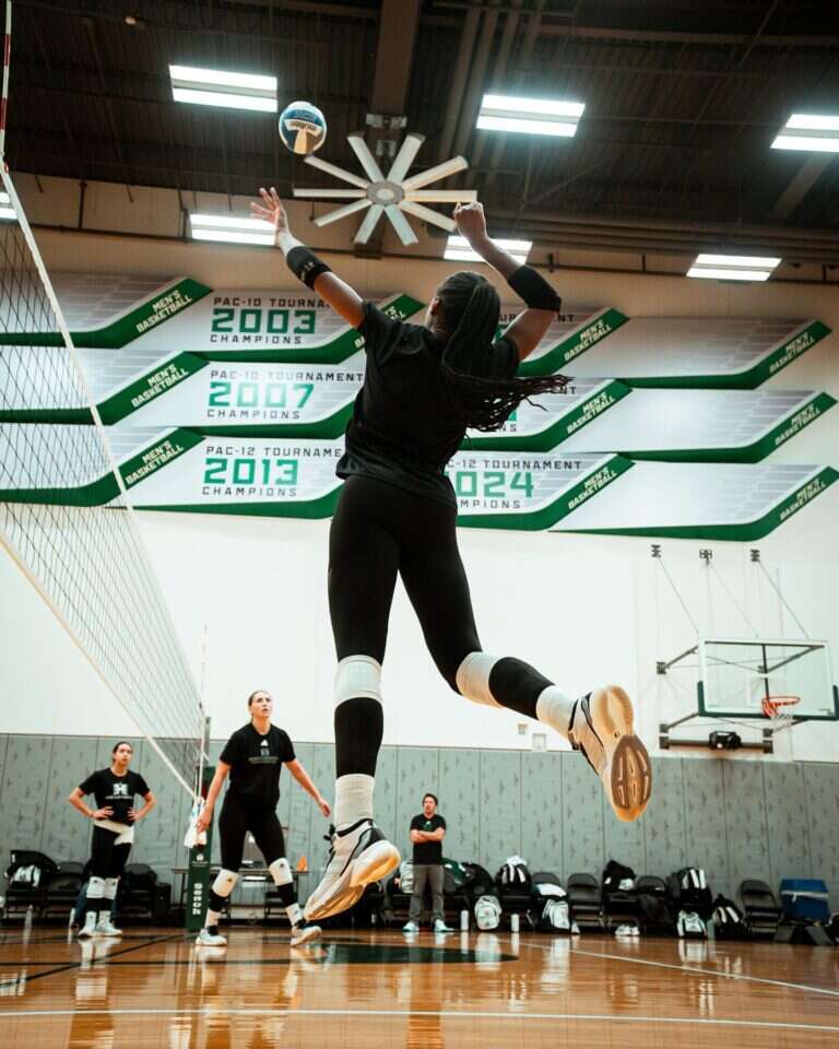 מפגש של תרבויות שונות. קבוצת הכדורעף של אוניברסיטת הוואי. | מתוך דף הפייסבוק של הקבוצה