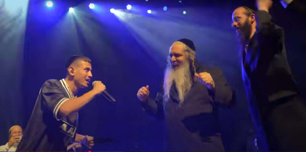 הרב שלום ארוש בהופעה עם ששון שאולוב. | מסך