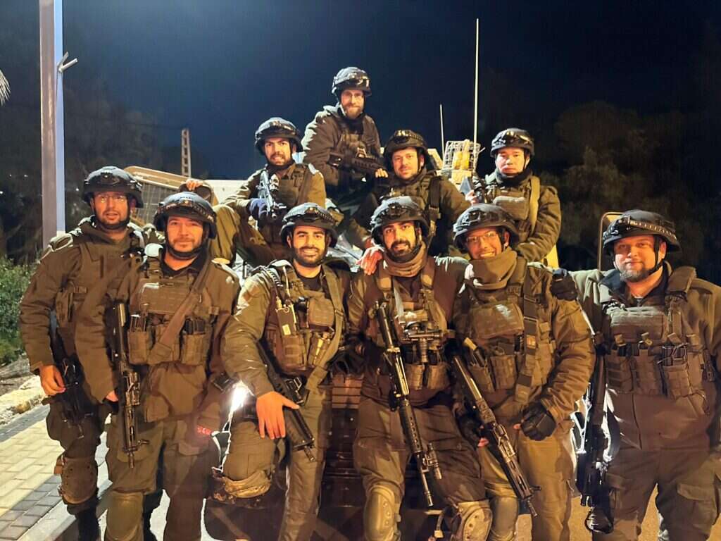 כולם נרתמו. עם חבריו למילואים. | באדיבות המצולמים