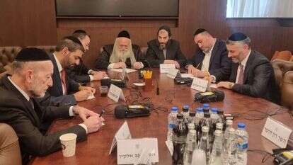 שרי ש"ס ויהדות התורה מכינים את פתקי ההצבעה על העסקה לפני כניסת השבת. | מיכאל שמש