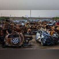 "טרור משמעותו הטלת אימה, ואין מה שיטיל עלינו אימה יותר מהמחשבה שאנחנו שוב בגטו". מכוניות שהותקפו ב־7 באוקטובר. | יוסי זמיר, פלאש 90