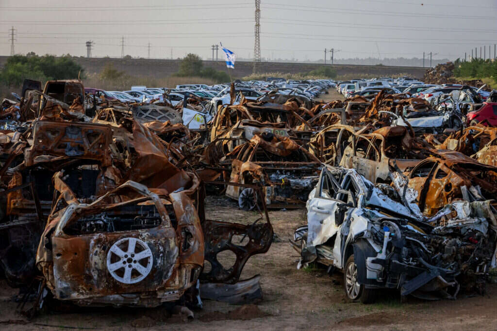 "טרור משמעותו הטלת אימה, ואין מה שיטיל עלינו אימה יותר מהמחשבה שאנחנו שוב בגטו". מכוניות שהותקפו ב־7 באוקטובר. | יוסי זמיר, פלאש 90