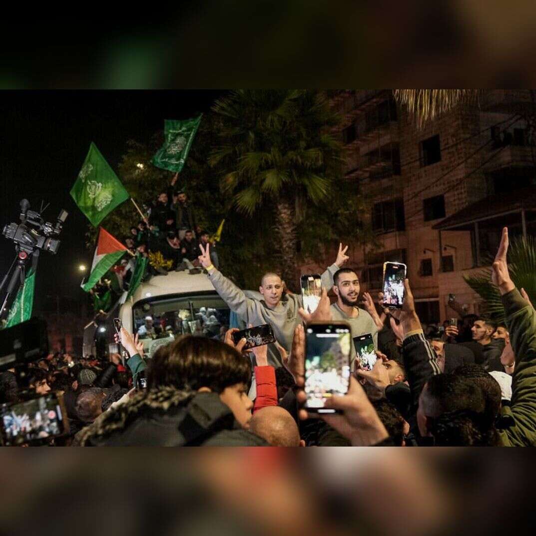 מחבלים פלסטינים משתחררים בביתוניא. | פלאש 90 מחבלים פלסטינים משתחררים בביתוניא. | פלאש 90