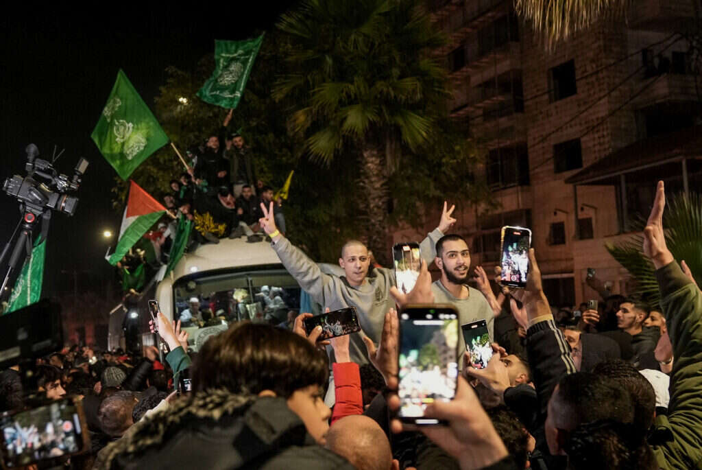 מחבלים פלסטינים משתחררים בביתוניא. | פלאש 90