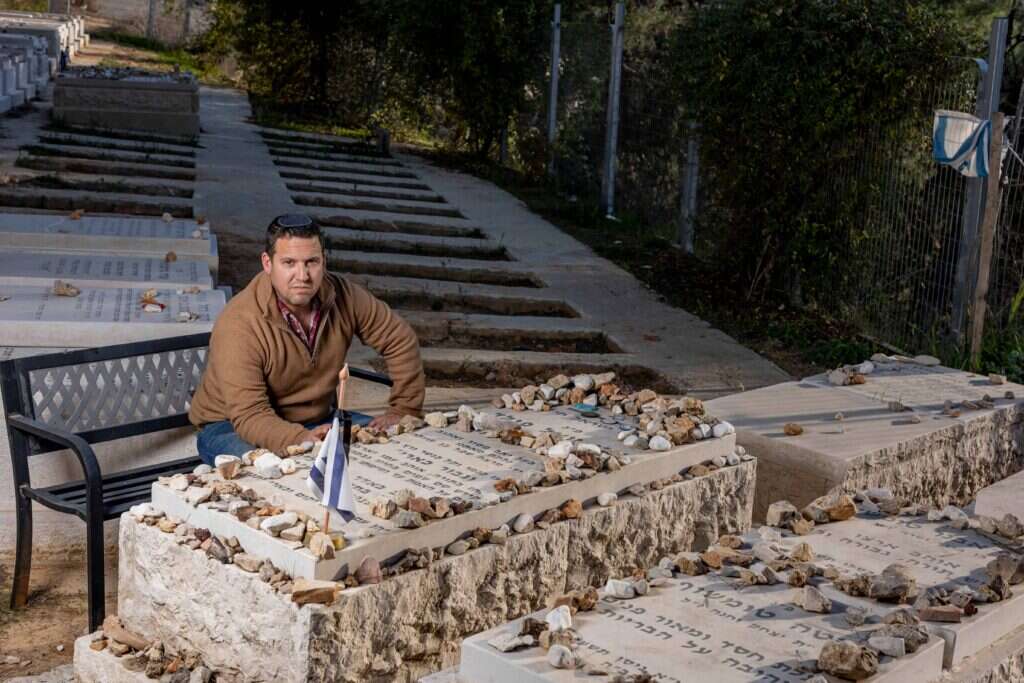 איתן פולד ליד קברו של ארי בבית הקברות בכפר־עציון, השבוע. | נעמה שטרן