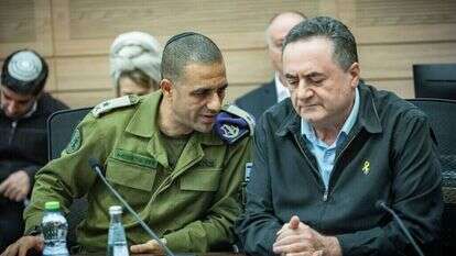 שר הביטחון כ"ץ וראש אכ"א אלוף דדו בר־כליפא בדיון על חוק הגיוס בוועדת חוץ וביטחון, שלשום. | יונתן זינדל, פלאש 90