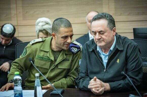 שר הביטחון כ"ץ וראש אכ"א אלוף דדו בר־כליפא בדיון על חוק הגיוס בוועדת חוץ וביטחון. | יונתן זינדל, פלאש 90 שר הביטחון כ"ץ וראש אכ"א אלוף דדו בר־כליפא בדיון על חוק הגיוס בוועדת חוץ וביטחון. | יונתן זינדל, פלאש 90