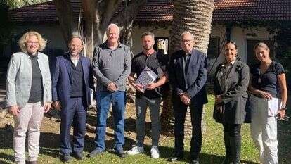 מימין לשמאל: עו"ד הנרייט פיין נציגת ברוך שיינברג, עמית גבע כרמלי סמנכ"ל קשרי חוץ בארגון למענכם, פרופ' יוסי פרס נשיא ארגון למענכם, ברוך שיינברג, נשיא אוניברסיטת רייכמן בועז גנור, יו"ר ארגון למענכם יוסי ערבליך וד"ר מירי מזרחי, מנהלת הפקולטה לרפואה.