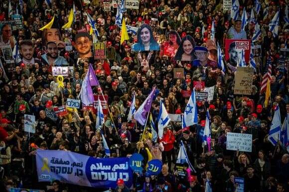 הפגנה בתל־אביב למען עסקת חטופים. | אריק מרמור, פלאש 90 הפגנה בתל־אביב למען עסקת חטופים. | אריק מרמור, פלאש 90