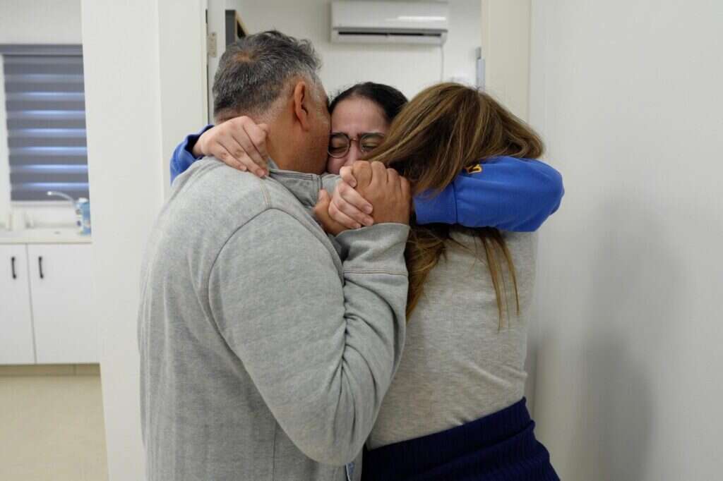 לירי אלבג, החיילת החטופה ששוחררה משבי חמאס, ברגע המפגש עם הוריה. | דובר צה"ל