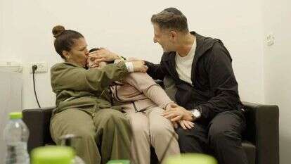 דניאלה גלבוע, החיילת החטופה ששוחררה משבי חמאס, ברגע המפגש עם הוריה. | דובר צה"ל