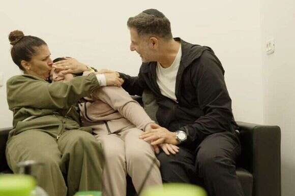 דניאלה גלבוע, החיילת החטופה ששוחררה משבי חמאס, ברגע המפגש עם הוריה. | דובר צה"ל דניאלה גלבוע, החיילת החטופה ששוחררה משבי חמאס, ברגע המפגש עם הוריה. | דובר צה"ל