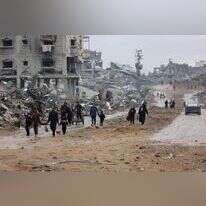 פלסטינים חוזרים לאזור מגוריהם בצפון רצועת עזה. | איי.אף.פי