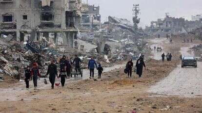 פלסטינים חוזרים לאזור מגוריהם בצפון רצועת עזה. | איי.אף.פי