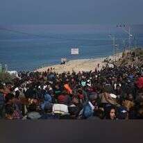 תושבי עזה עומדים במערב מסדרון נצרים, בדרכם חזרה לצפון הרצועה. | AFP