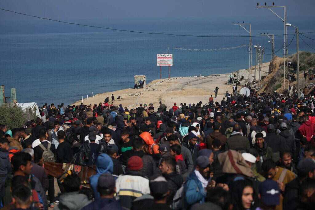 תושבי עזה עומדים במערב מסדרון נצרים, בדרכם חזרה לצפון הרצועה. | AFP