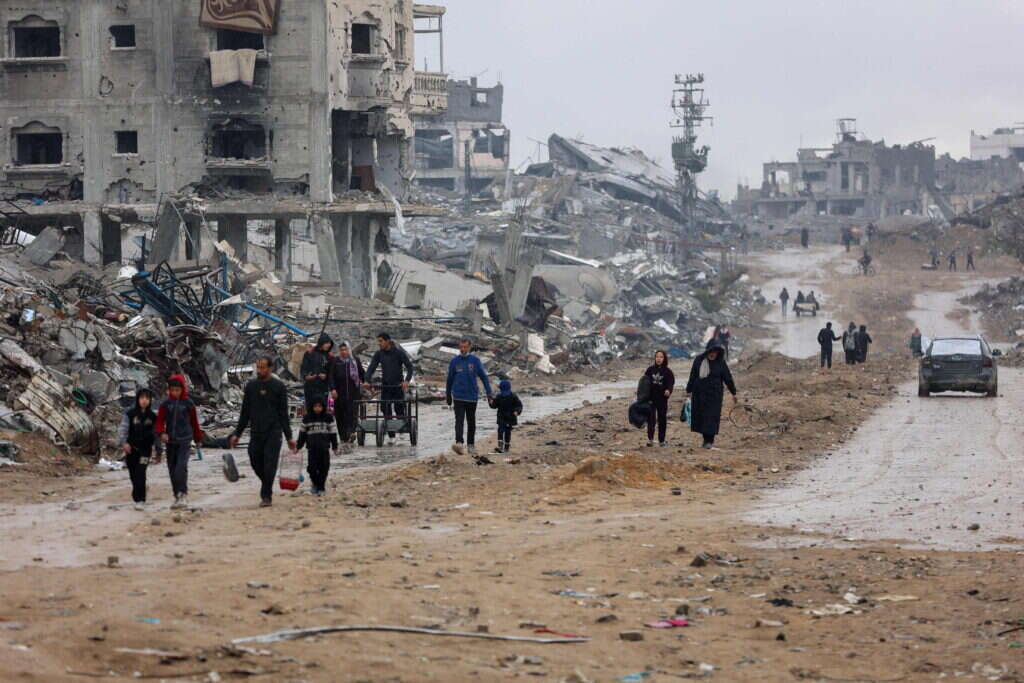 פלסטינים חוזרים לאזור מגוריהם בצפון רצועת עזה. | איי.אף.פי