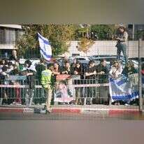 אזרחים ממתינים לחטופות שחזרו מהשבי סמוך לבית החולים בילינסון. | אבשלום ששוני / פלאש 90