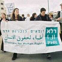 חברי "רופאים לזכויות אדם" בהפגנה בקלנדיה. | בארי עמרי, רופאים למען זכויות אדם